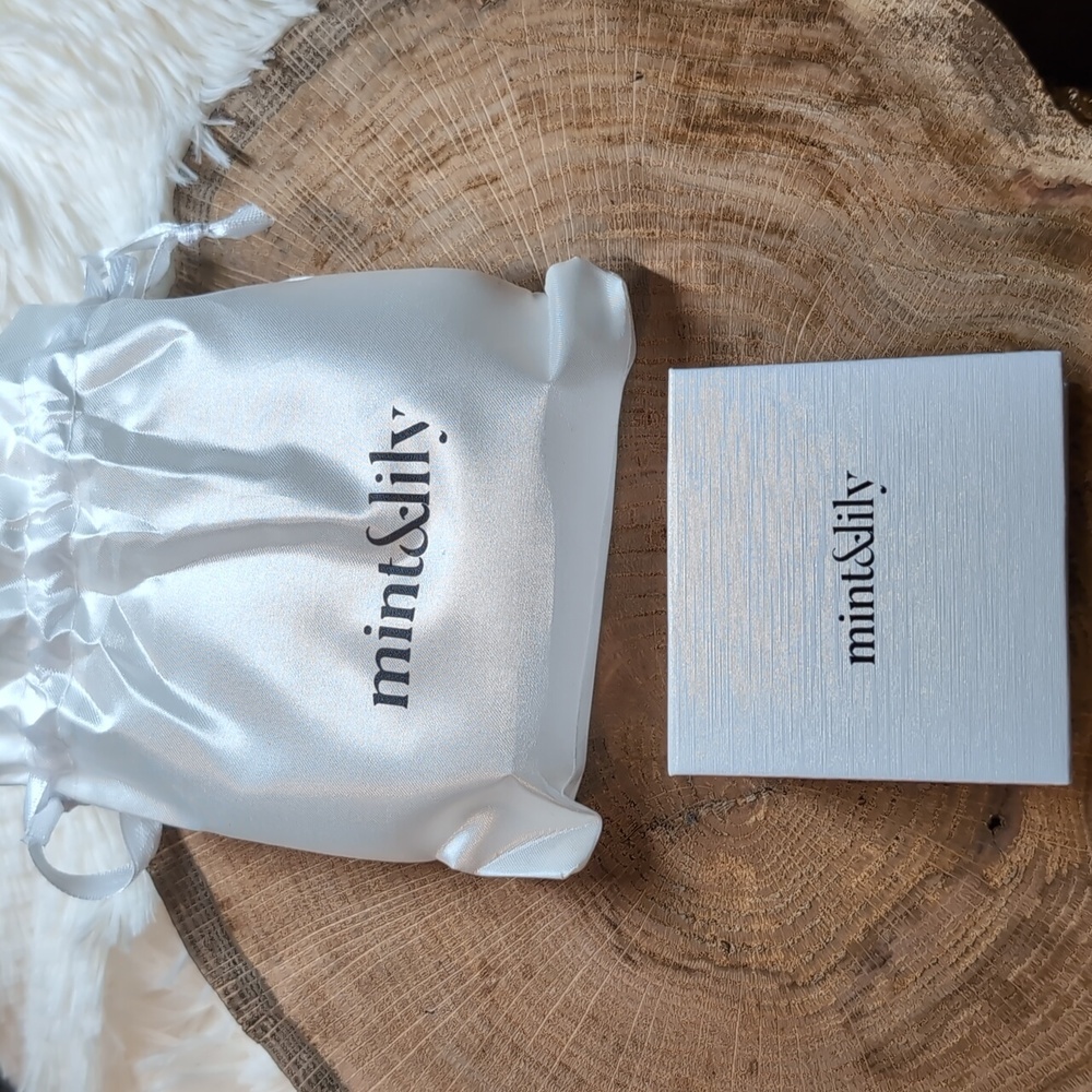 Elegant Gold Necklace with Sapphire Turqioise Accents and Evil Eye Design - Picture 11 of 12